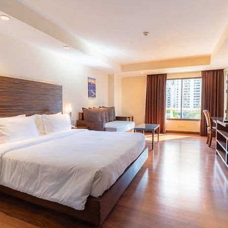 Journeyhub Sukhumvit 26, Bangkok - Formerly St James Hotel Екстер'єр фото