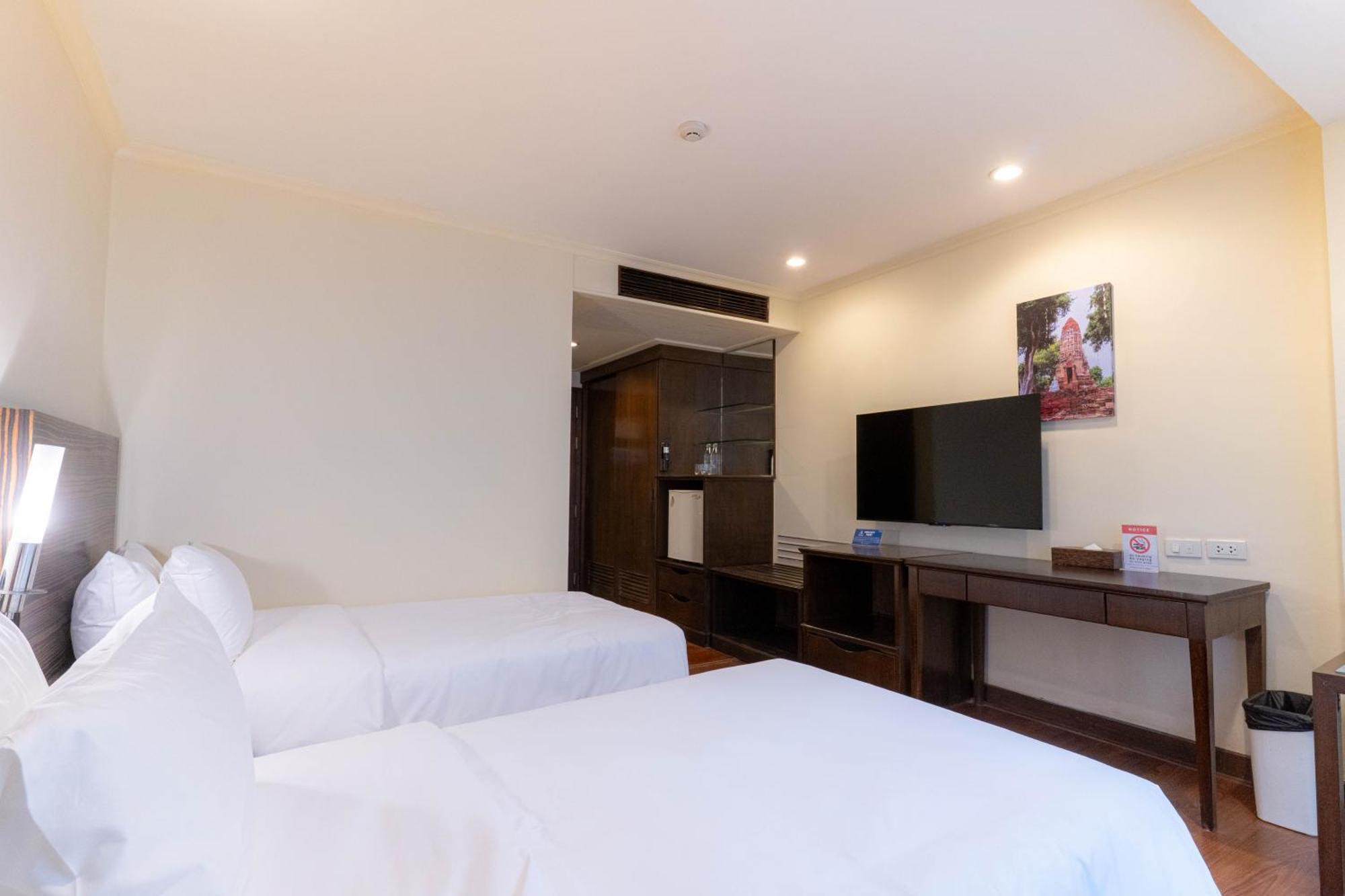Journeyhub Sukhumvit 26, Bangkok - Formerly St James Hotel Екстер'єр фото