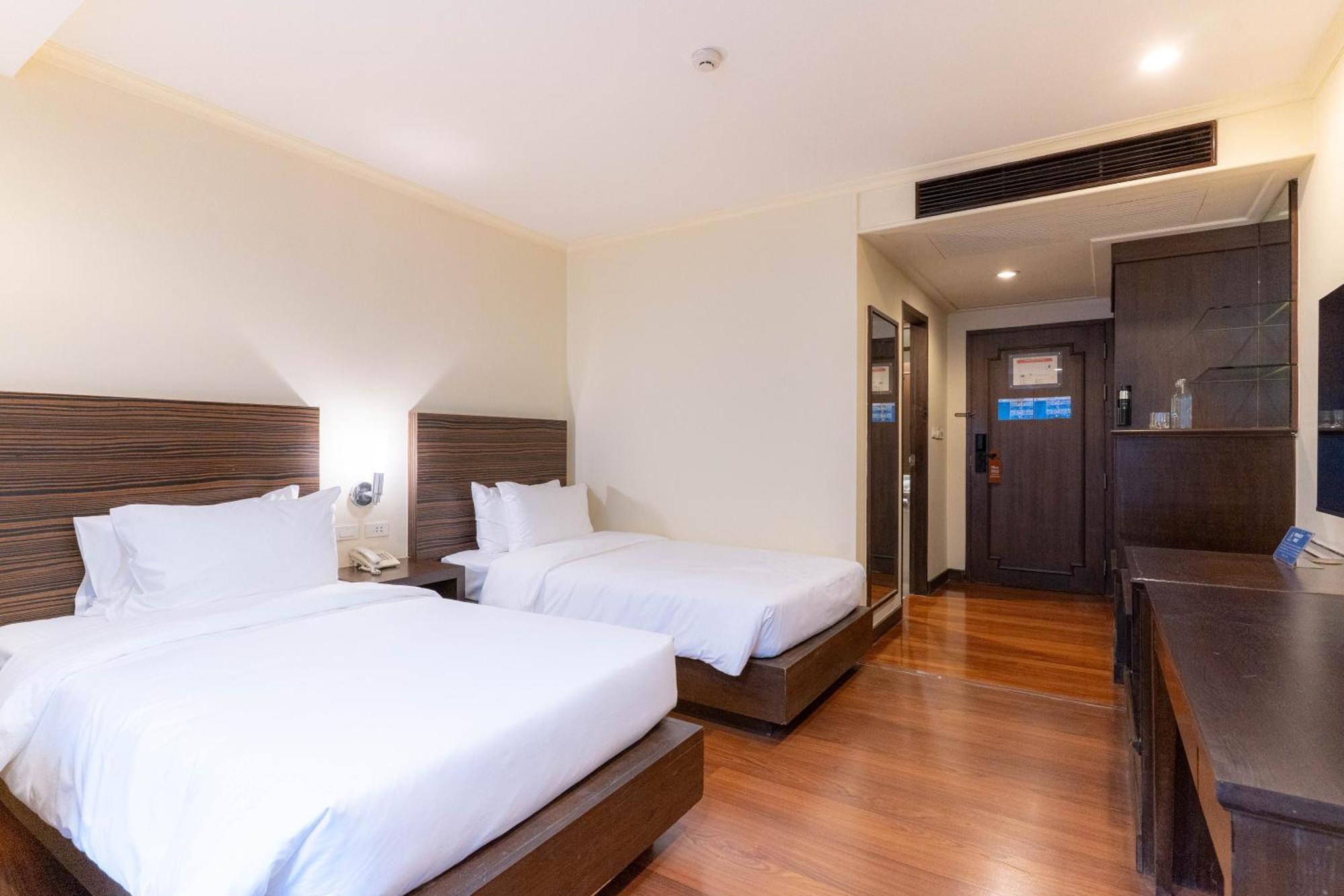 Journeyhub Sukhumvit 26, Bangkok - Formerly St James Hotel Екстер'єр фото