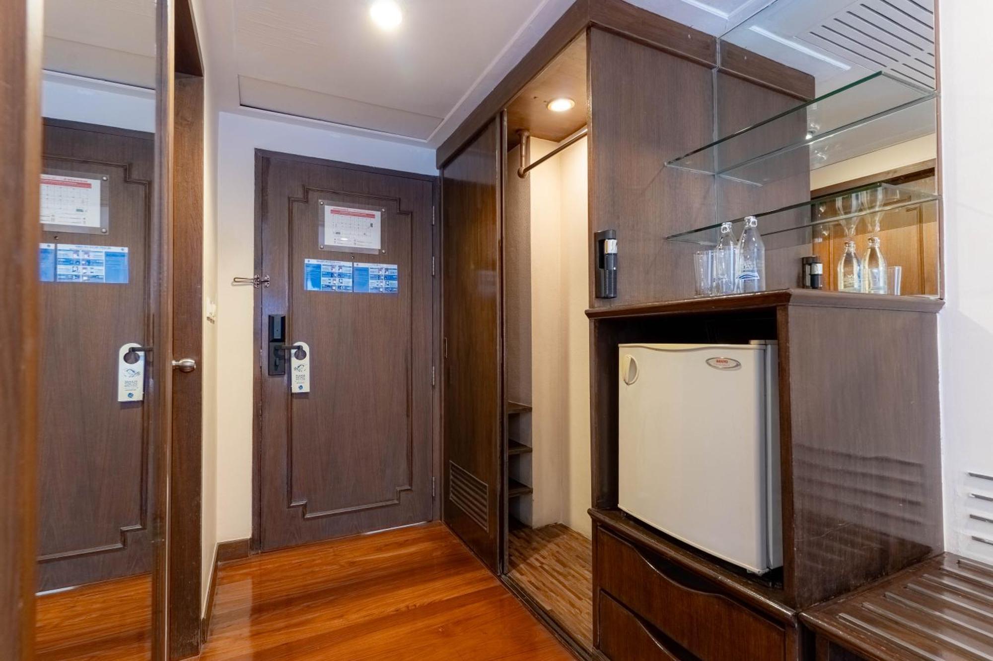 Journeyhub Sukhumvit 26, Bangkok - Formerly St James Hotel Екстер'єр фото