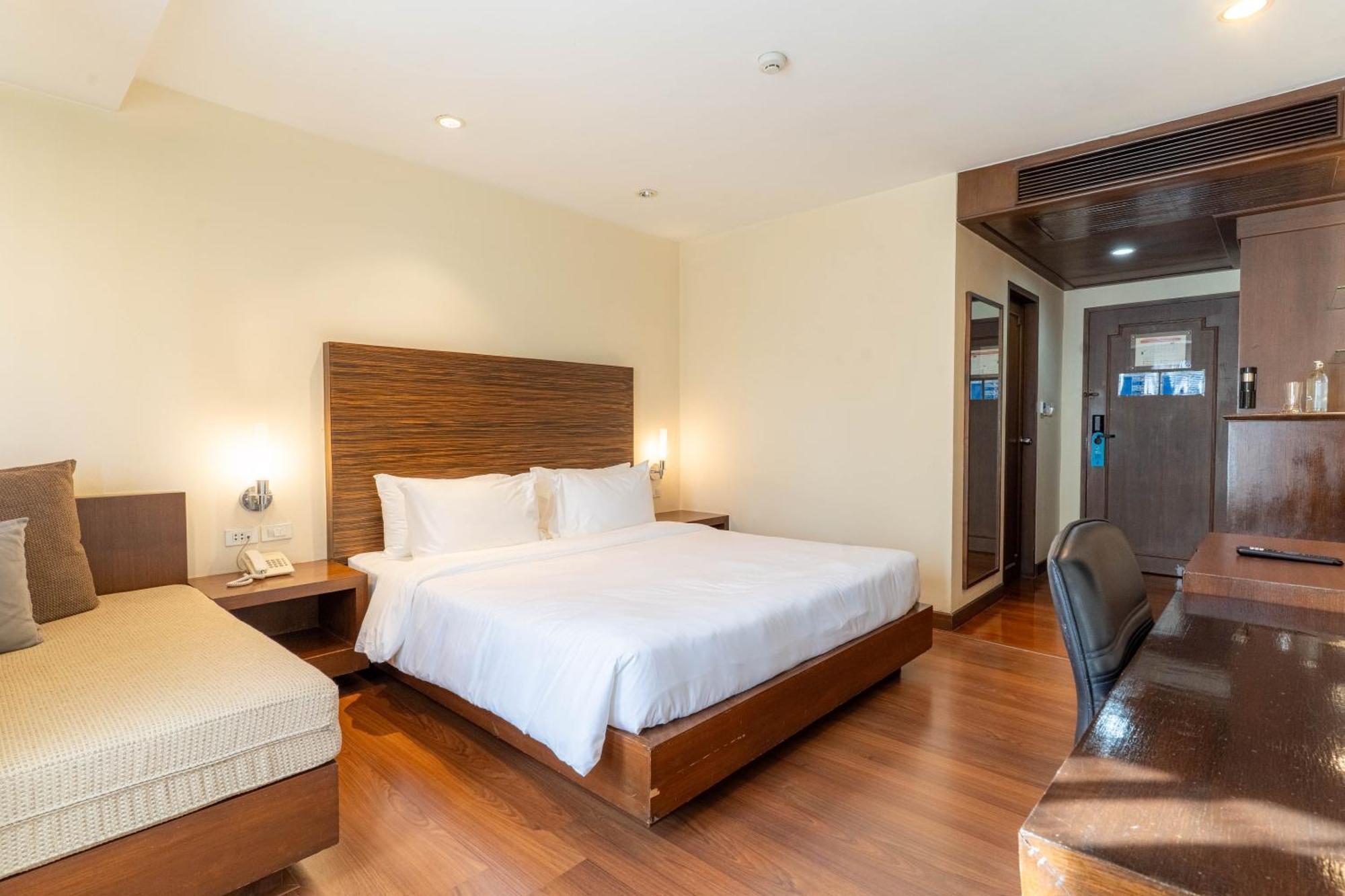 Journeyhub Sukhumvit 26, Bangkok - Formerly St James Hotel Екстер'єр фото