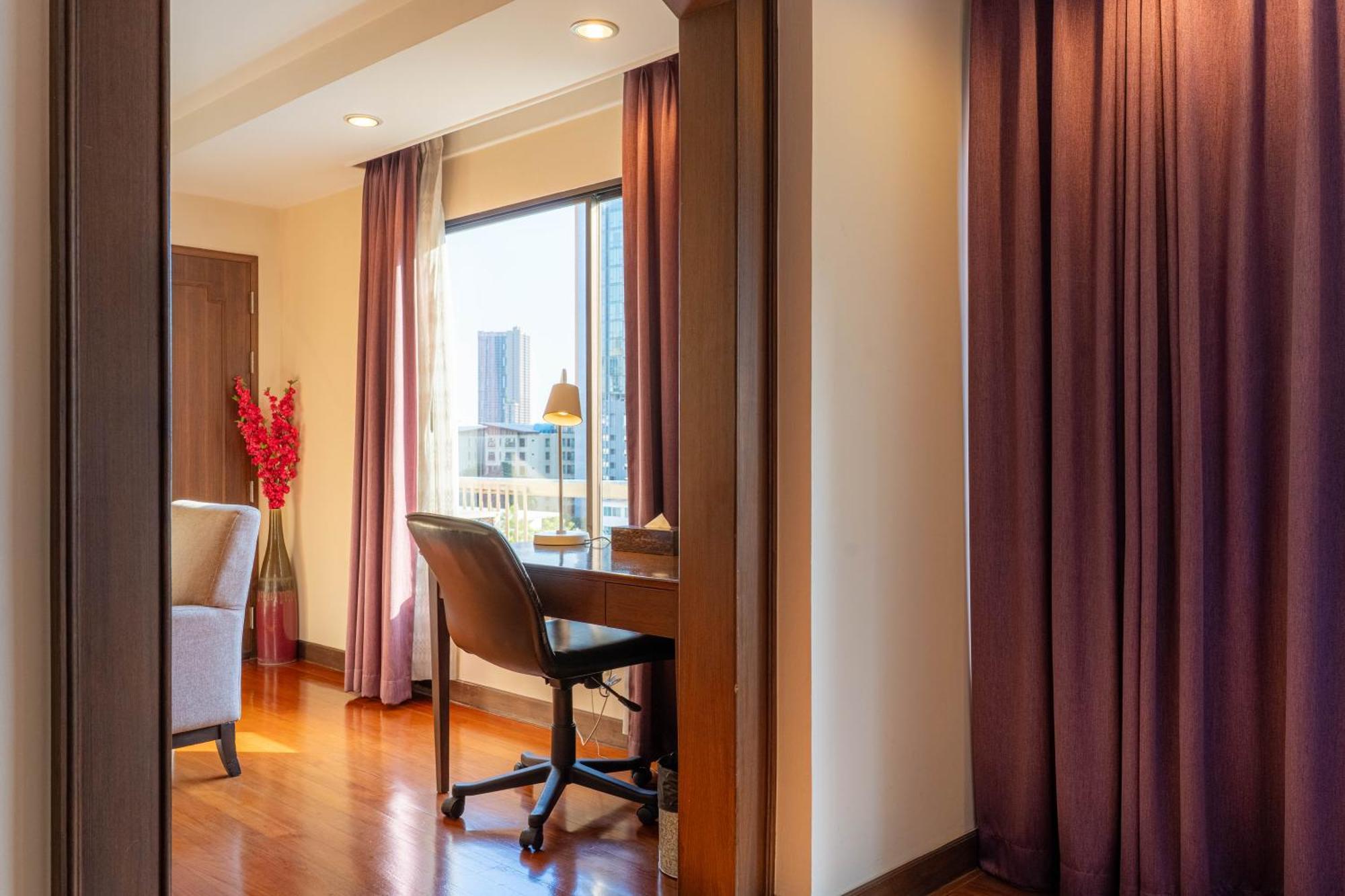 Journeyhub Sukhumvit 26, Bangkok - Formerly St James Hotel Екстер'єр фото
