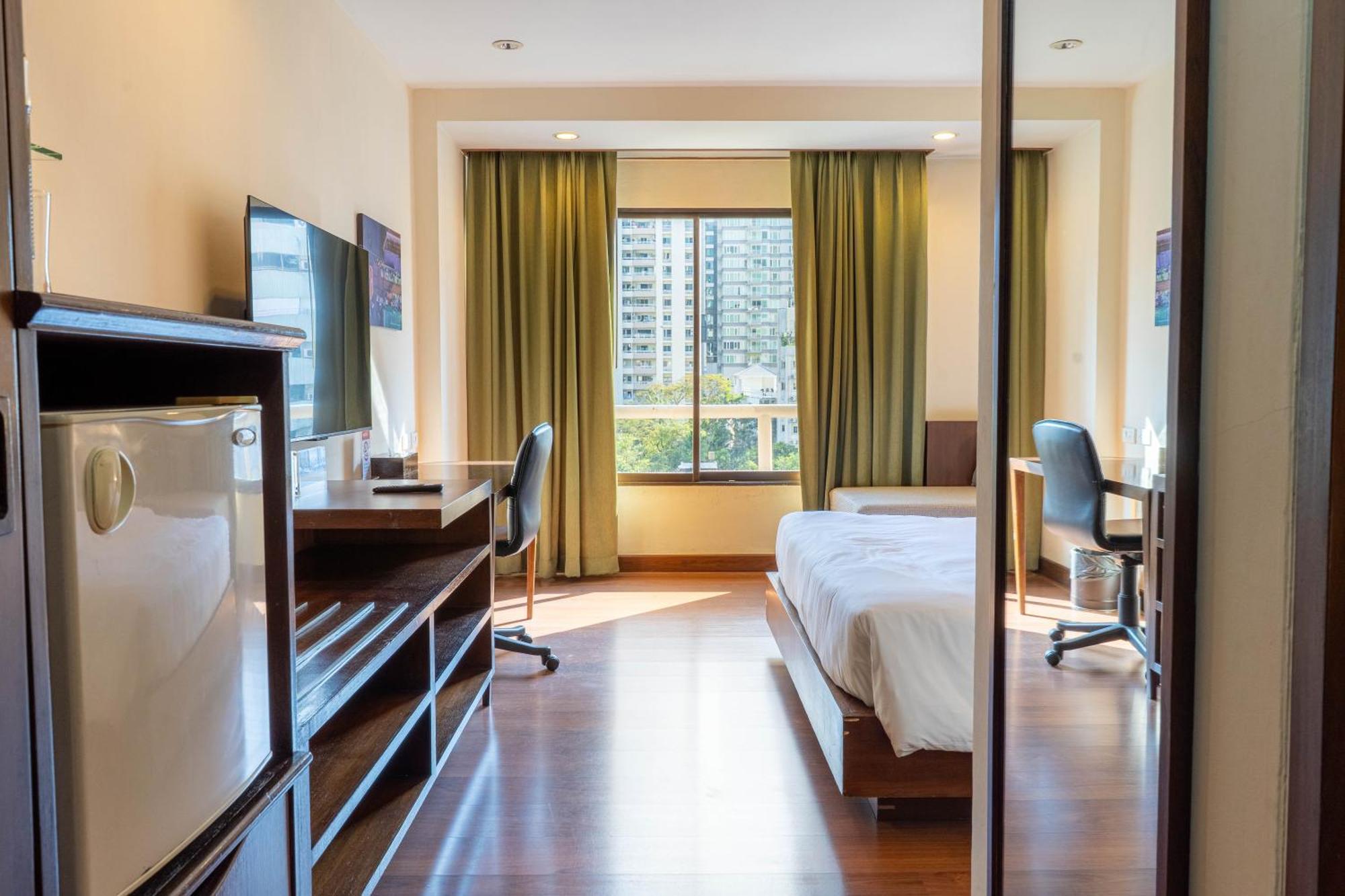 Journeyhub Sukhumvit 26, Bangkok - Formerly St James Hotel Екстер'єр фото