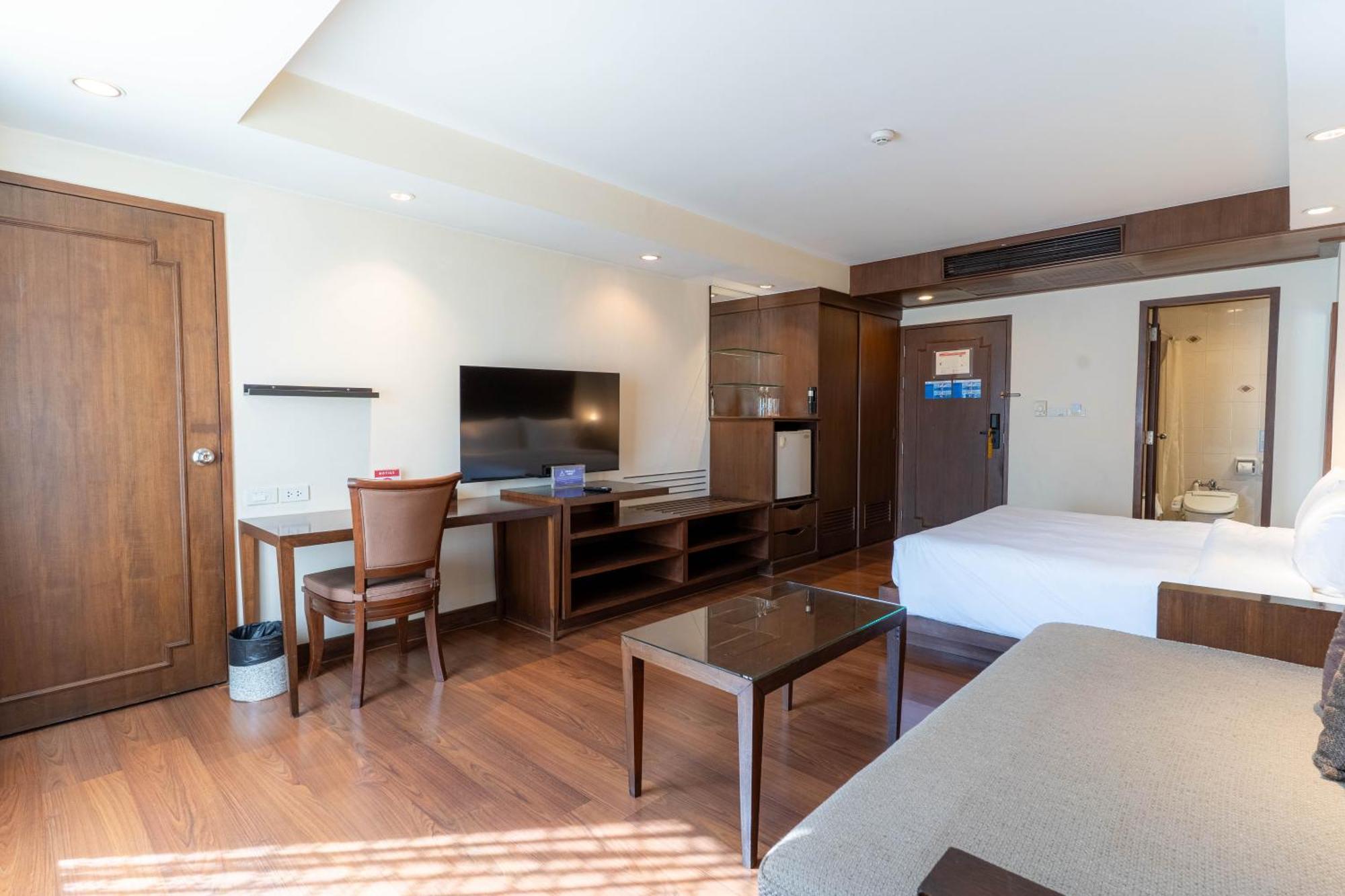 Journeyhub Sukhumvit 26, Bangkok - Formerly St James Hotel Екстер'єр фото