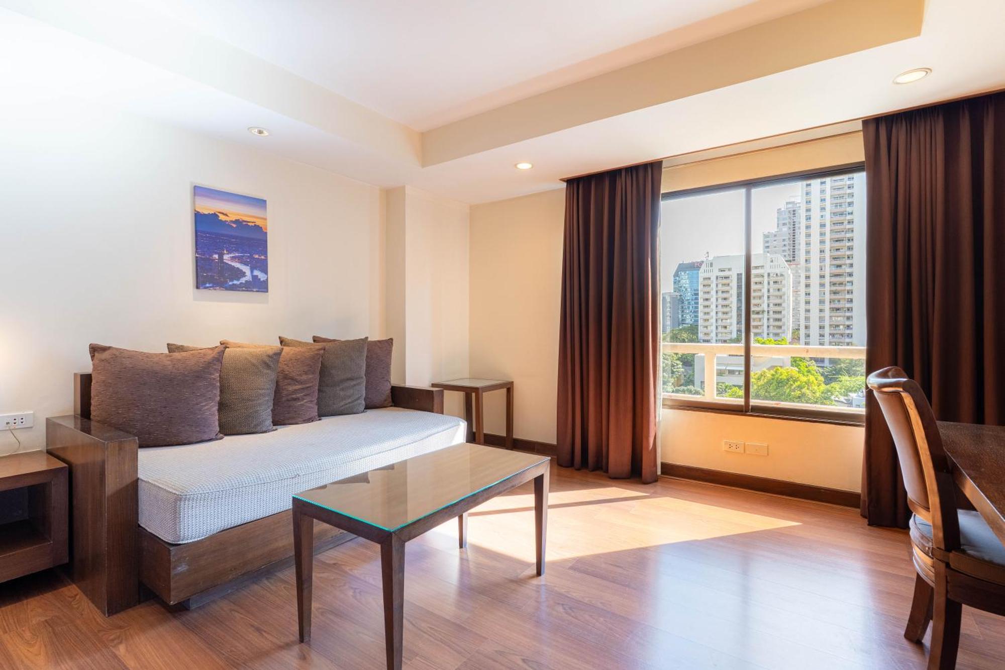 Journeyhub Sukhumvit 26, Bangkok - Formerly St James Hotel Екстер'єр фото