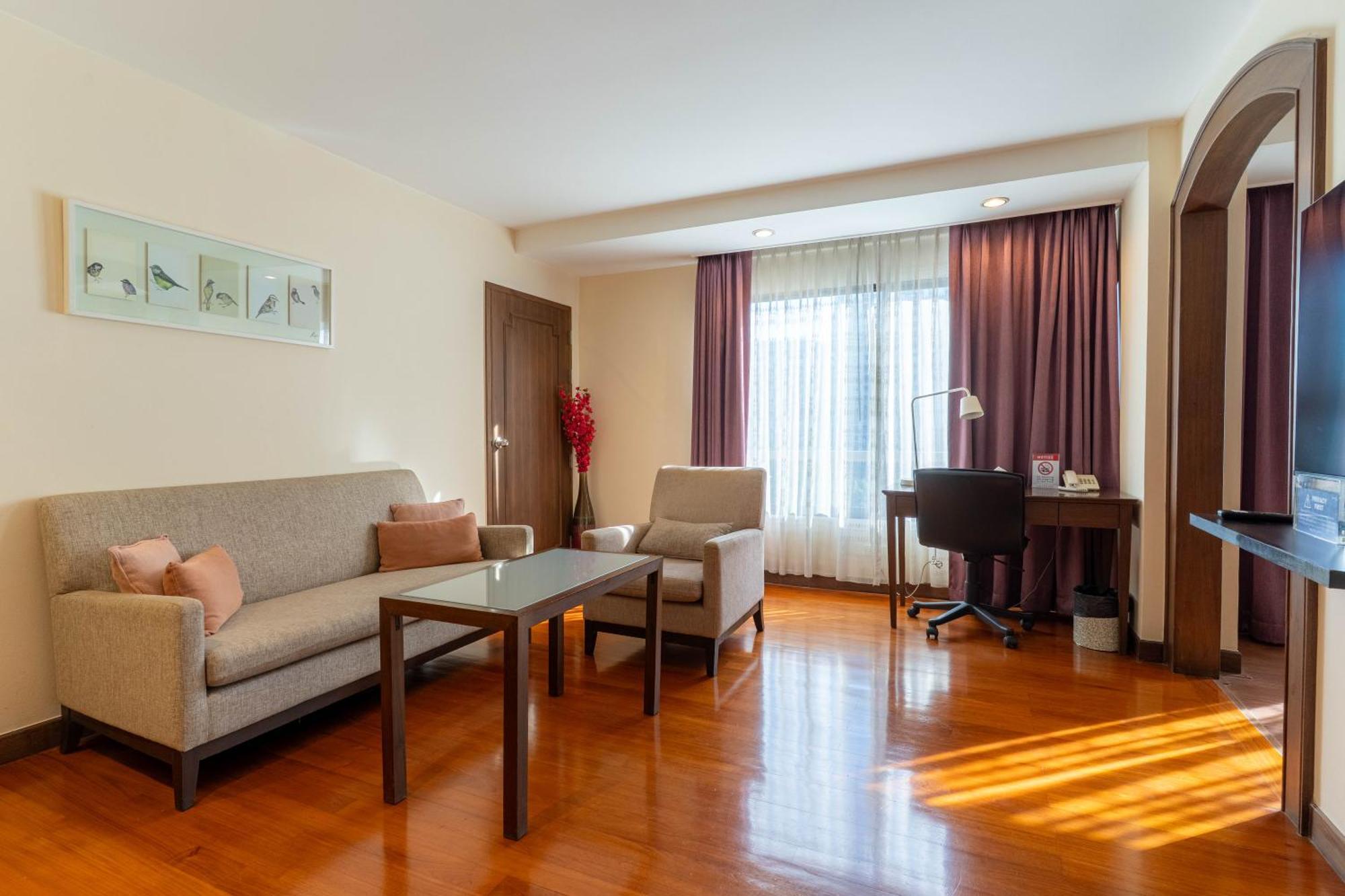 Journeyhub Sukhumvit 26, Bangkok - Formerly St James Hotel Екстер'єр фото