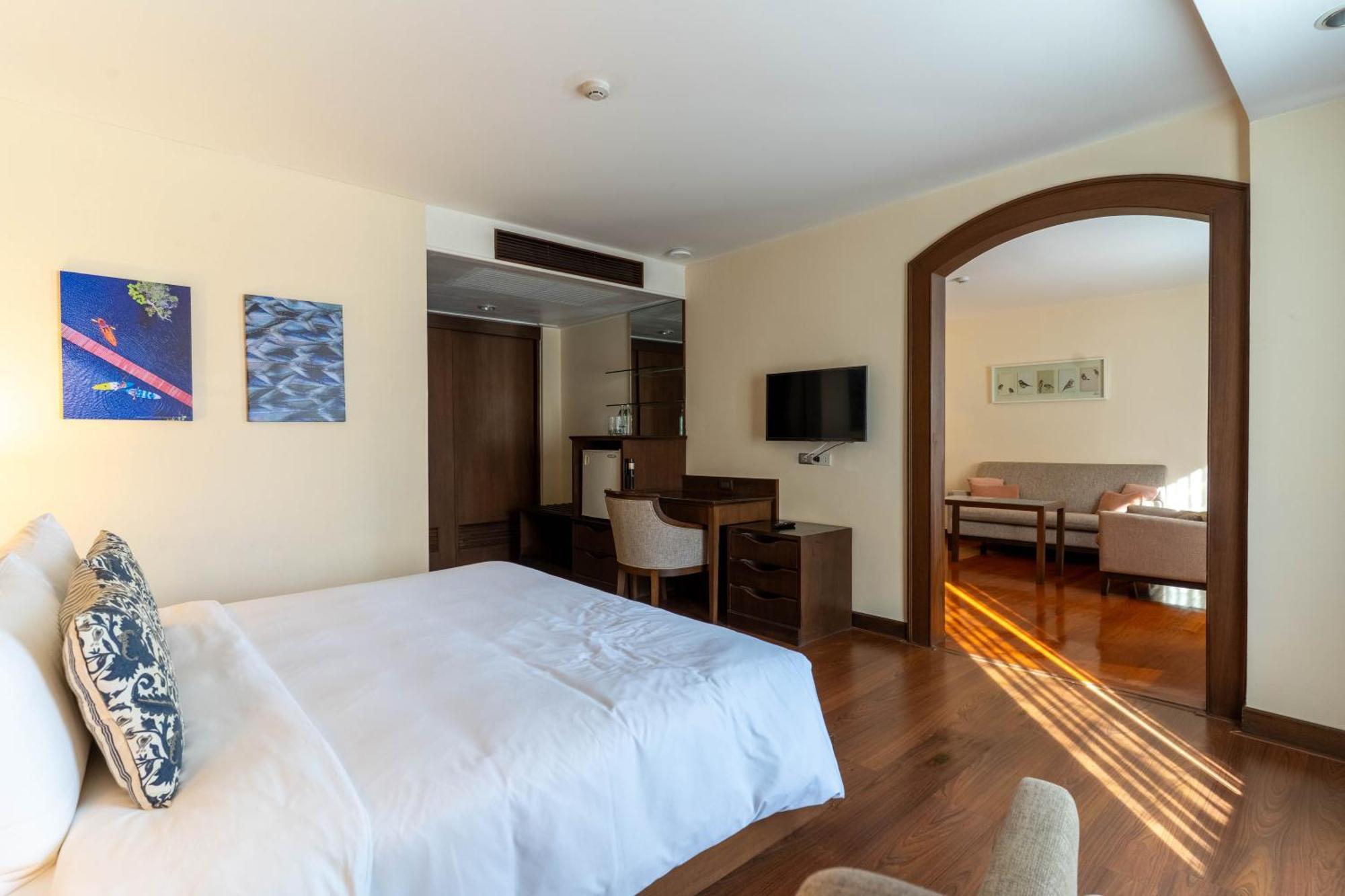 Journeyhub Sukhumvit 26, Bangkok - Formerly St James Hotel Екстер'єр фото
