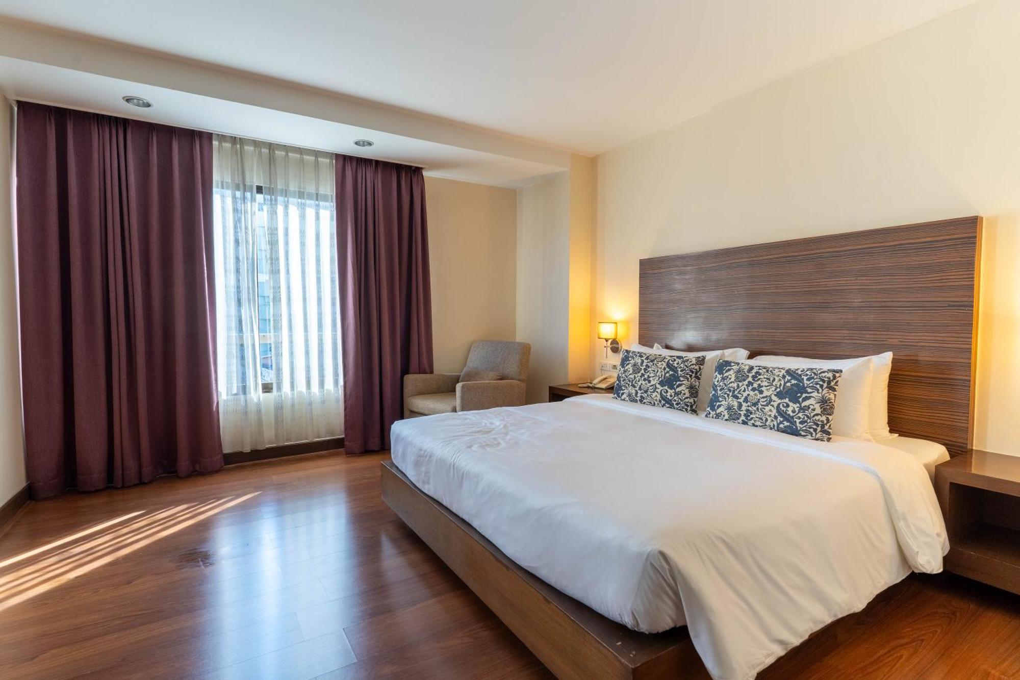 Journeyhub Sukhumvit 26, Bangkok - Formerly St James Hotel Екстер'єр фото