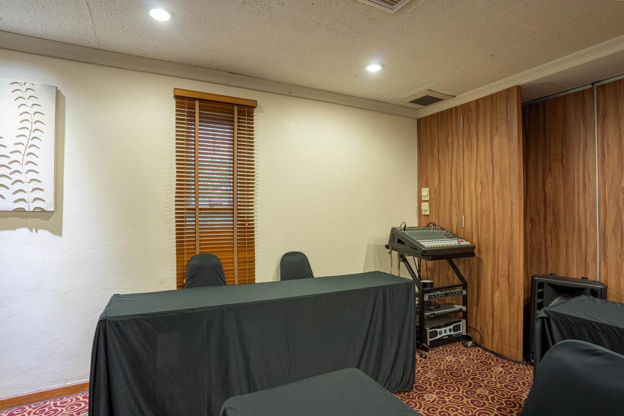 Journeyhub Sukhumvit 26, Bangkok - Formerly St James Hotel Екстер'єр фото