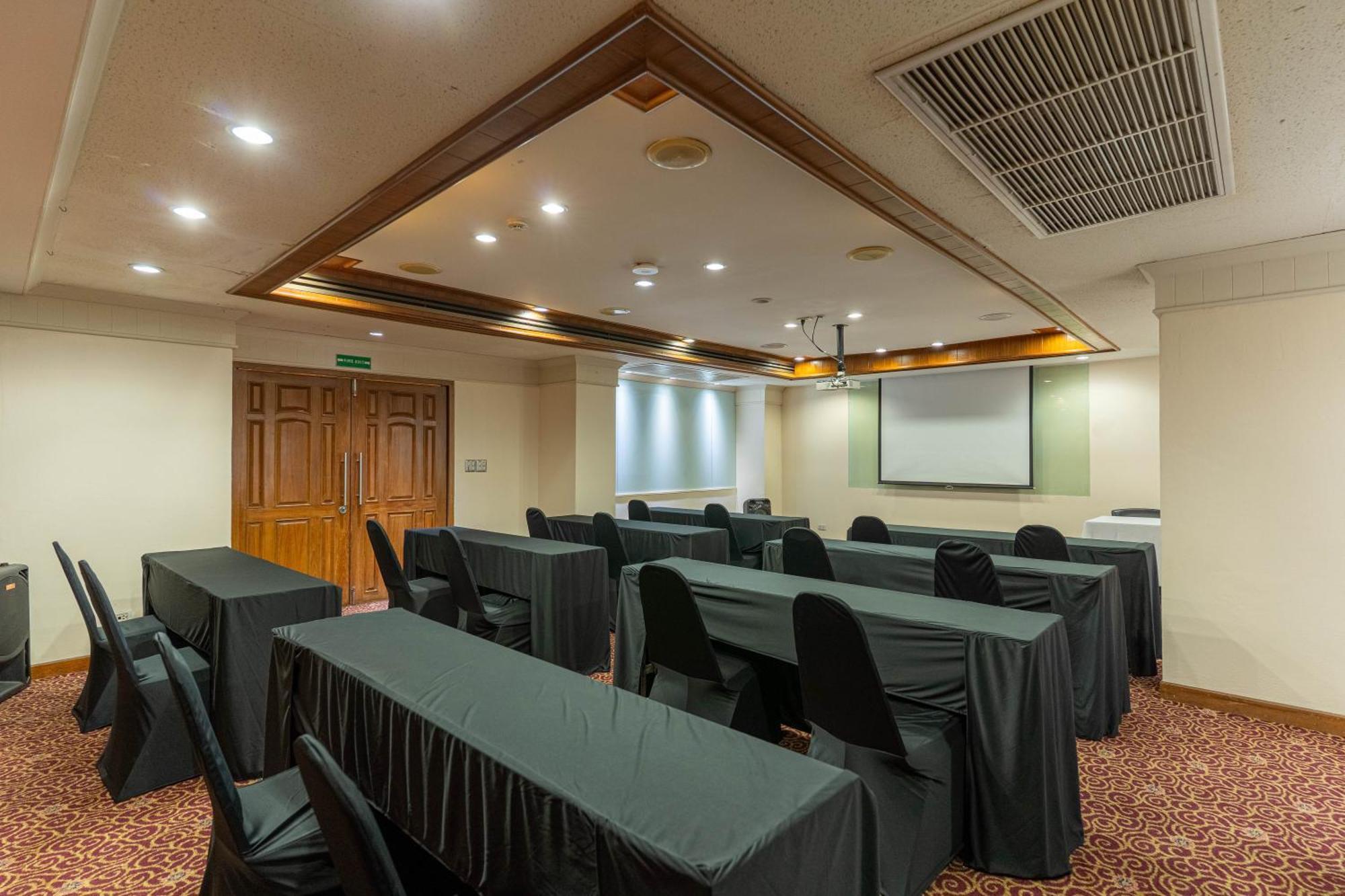 Journeyhub Sukhumvit 26, Bangkok - Formerly St James Hotel Екстер'єр фото