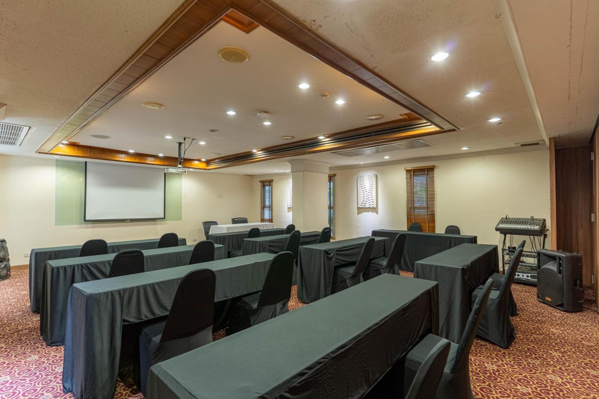 Journeyhub Sukhumvit 26, Bangkok - Formerly St James Hotel Екстер'єр фото