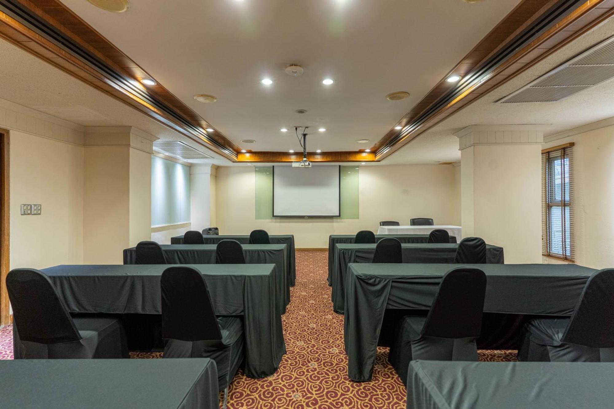 Journeyhub Sukhumvit 26, Bangkok - Formerly St James Hotel Екстер'єр фото
