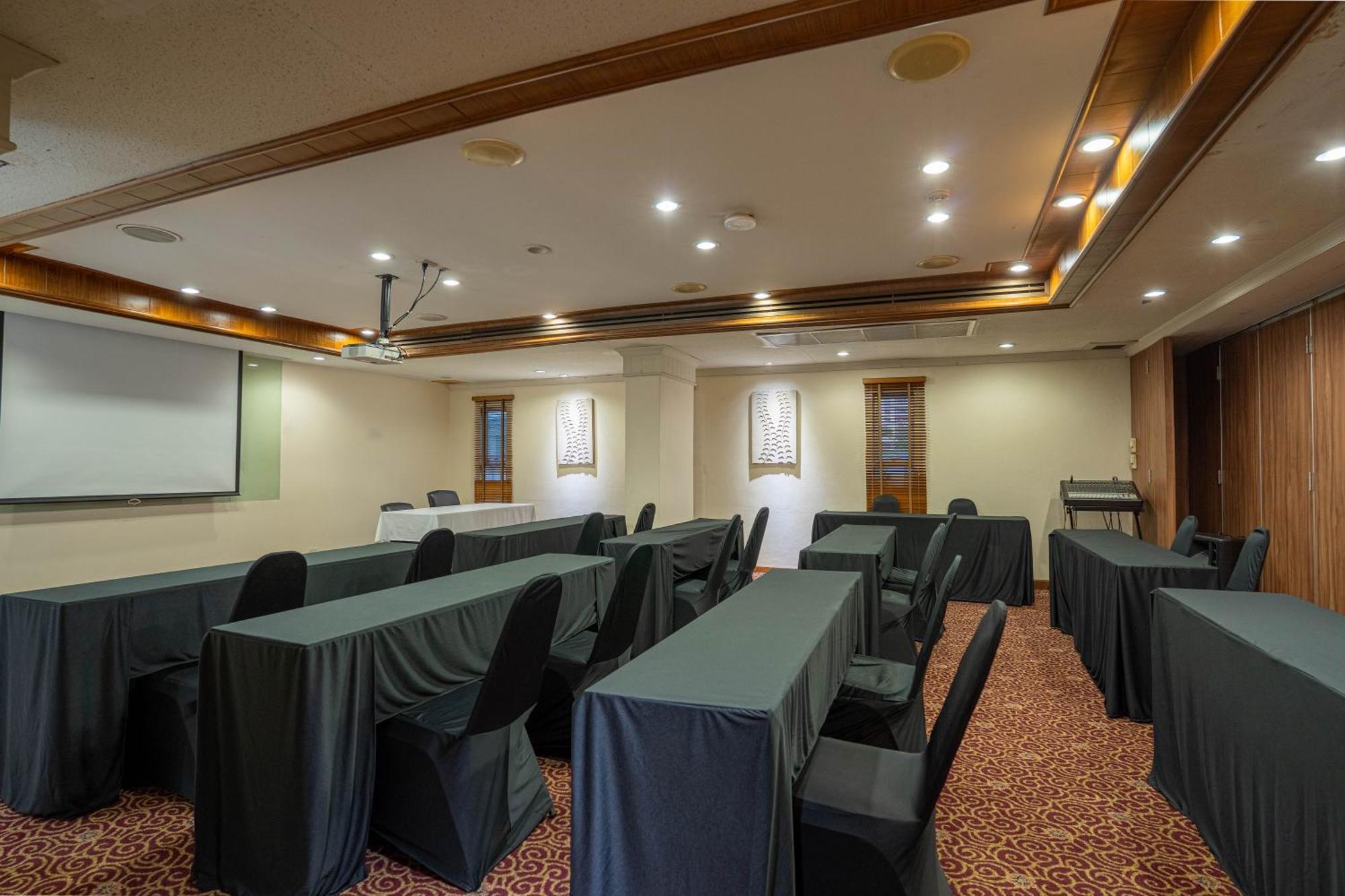 Journeyhub Sukhumvit 26, Bangkok - Formerly St James Hotel Екстер'єр фото