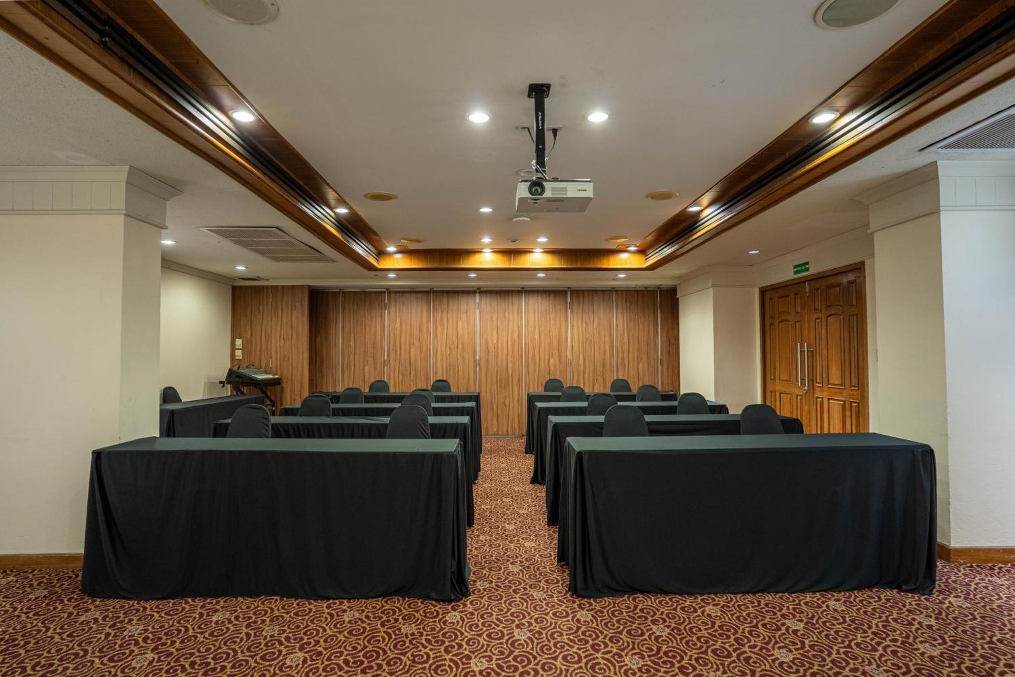 Journeyhub Sukhumvit 26, Bangkok - Formerly St James Hotel Екстер'єр фото