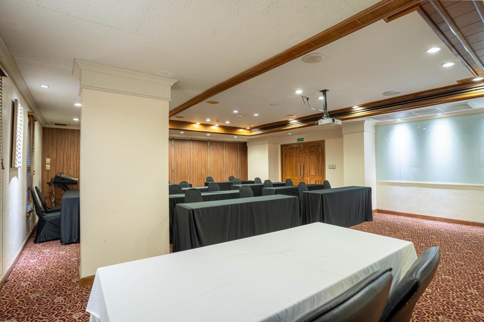 Journeyhub Sukhumvit 26, Bangkok - Formerly St James Hotel Екстер'єр фото