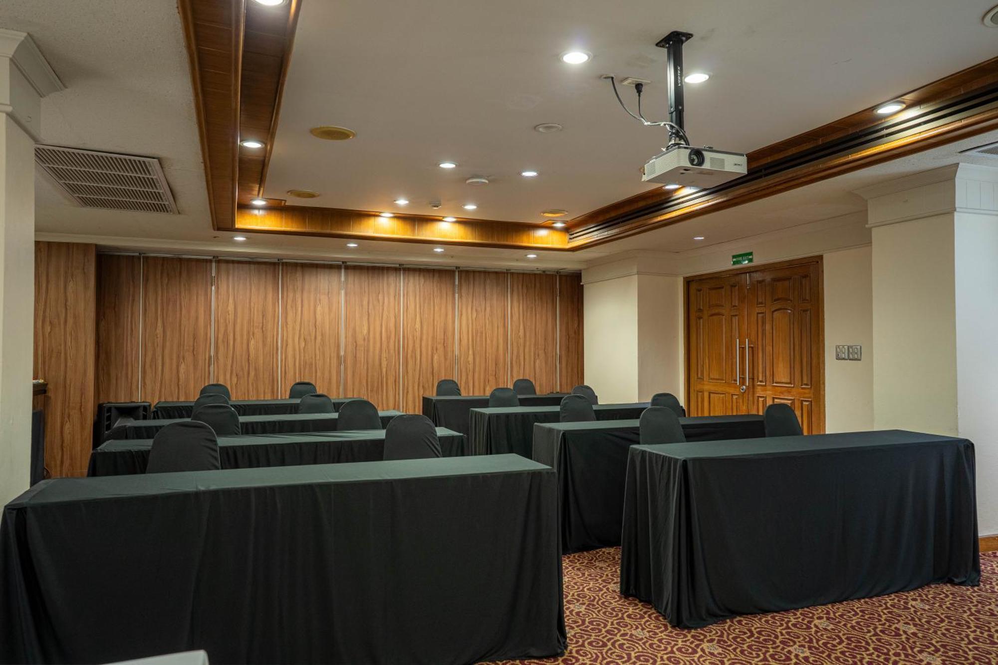 Journeyhub Sukhumvit 26, Bangkok - Formerly St James Hotel Екстер'єр фото