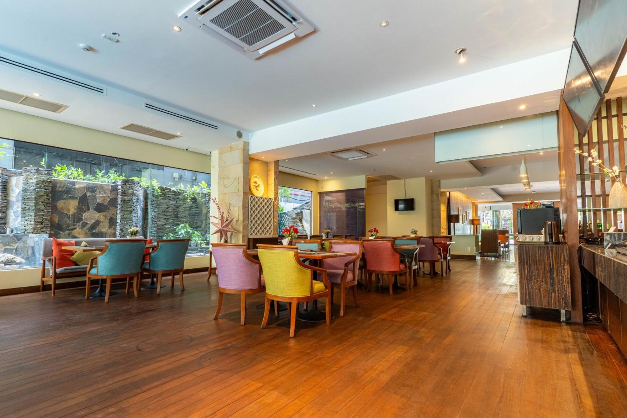 Journeyhub Sukhumvit 26, Bangkok - Formerly St James Hotel Екстер'єр фото