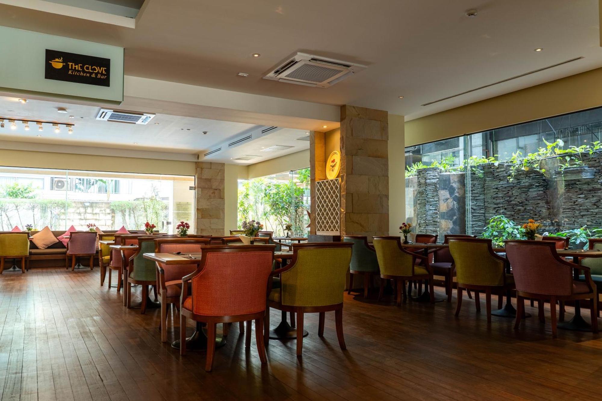 Journeyhub Sukhumvit 26, Bangkok - Formerly St James Hotel Екстер'єр фото
