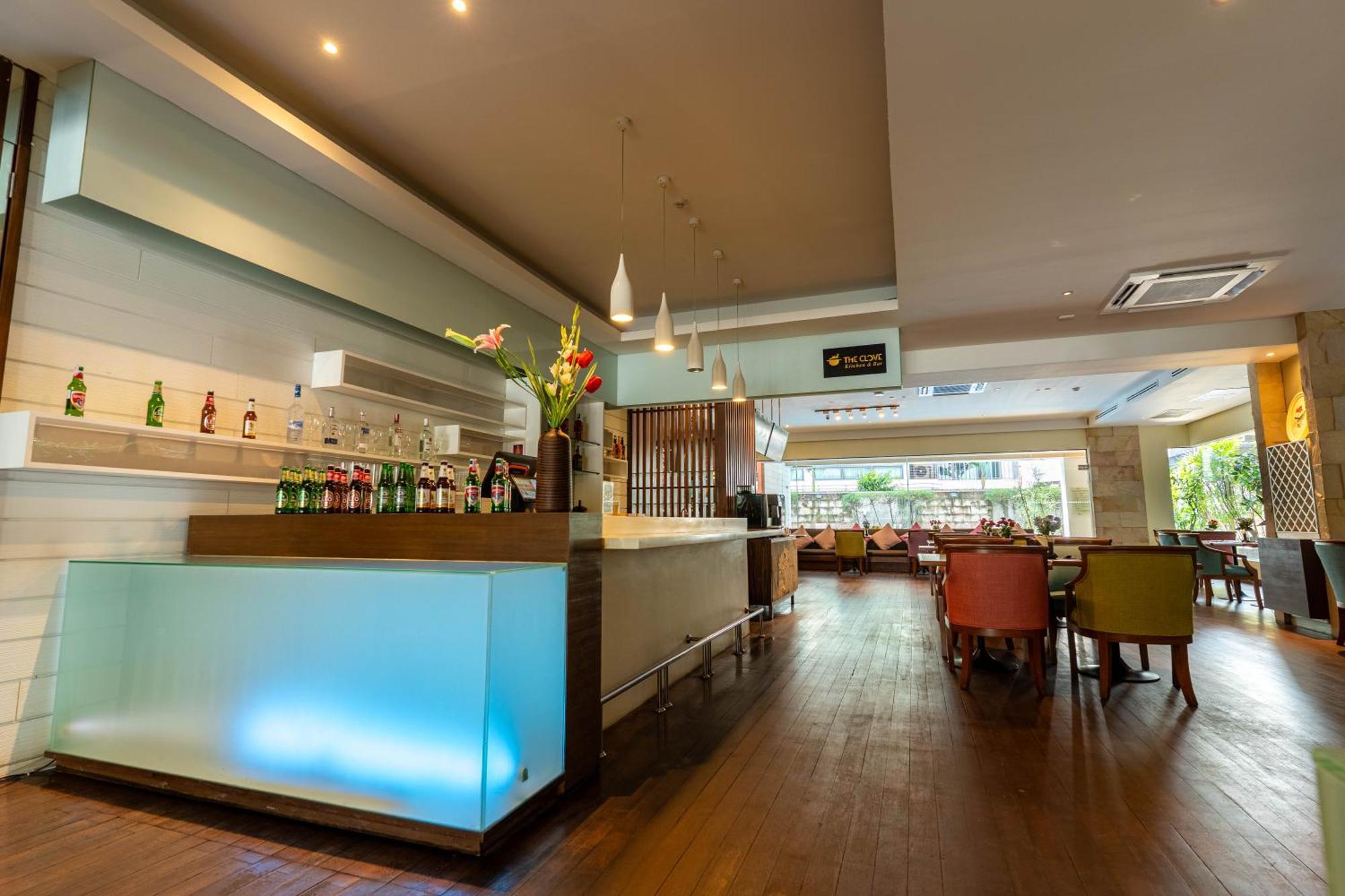 Journeyhub Sukhumvit 26, Bangkok - Formerly St James Hotel Екстер'єр фото
