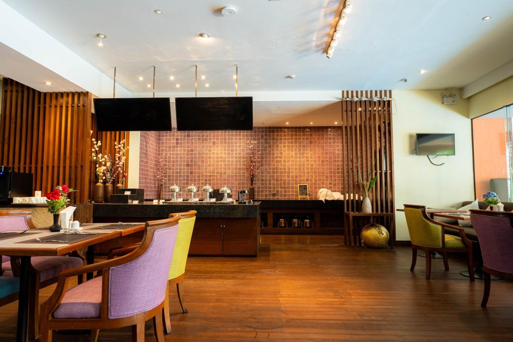 Journeyhub Sukhumvit 26, Bangkok - Formerly St James Hotel Екстер'єр фото