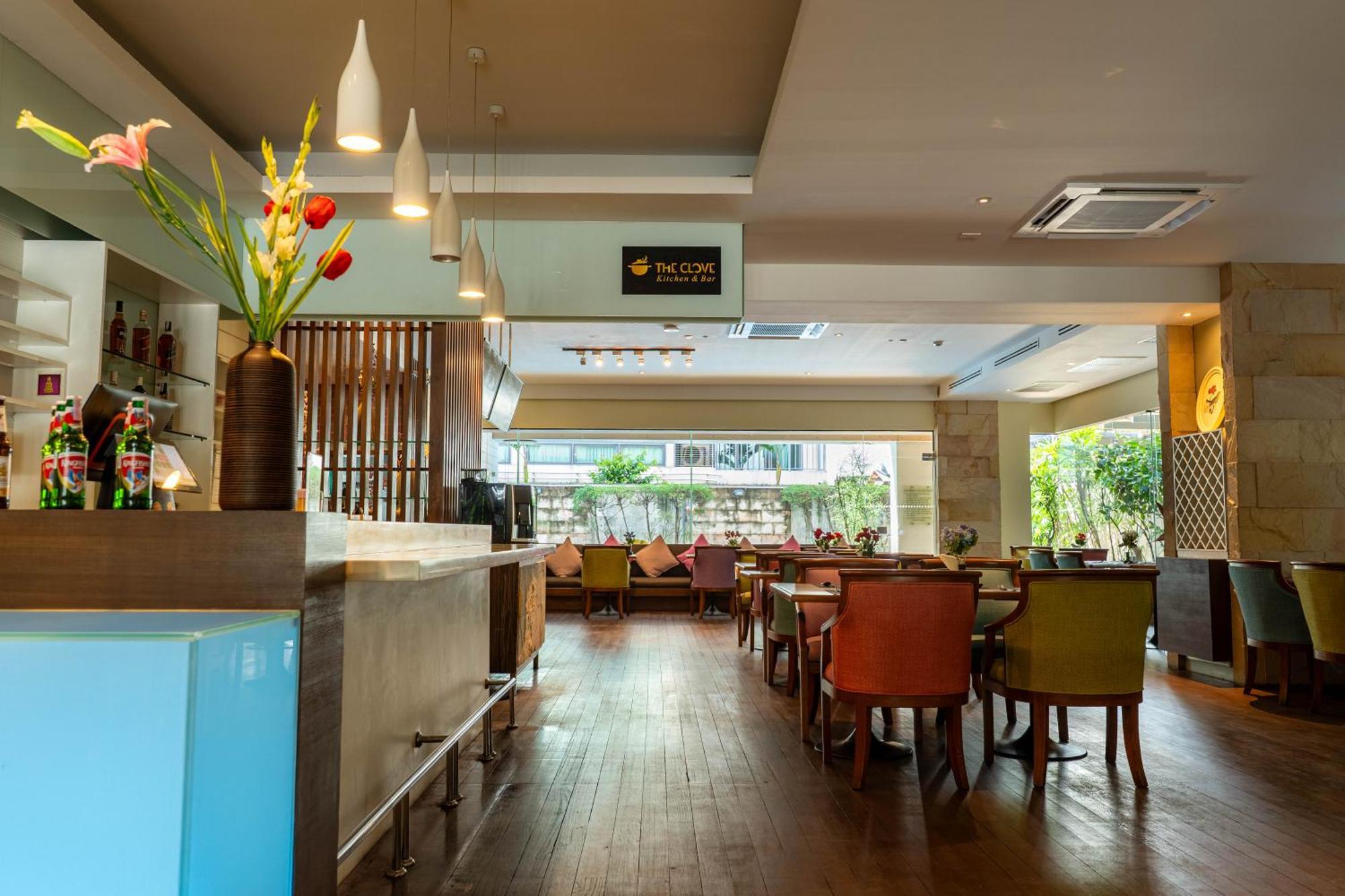 Journeyhub Sukhumvit 26, Bangkok - Formerly St James Hotel Екстер'єр фото