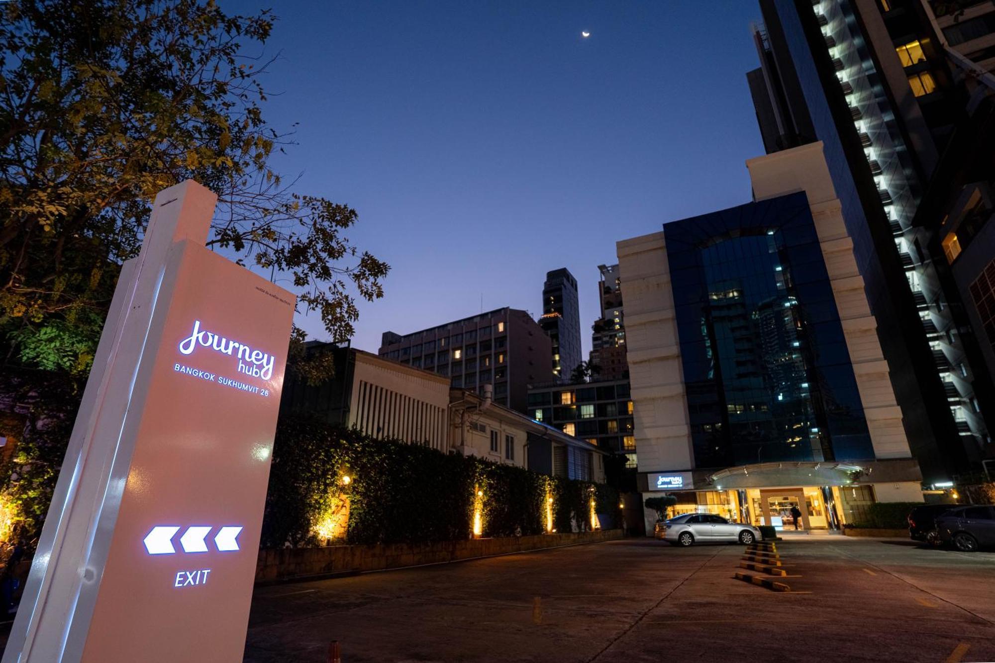 Journeyhub Sukhumvit 26, Bangkok - Formerly St James Hotel Екстер'єр фото
