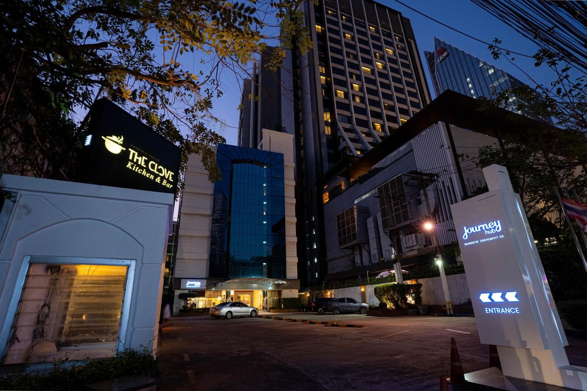 Journeyhub Sukhumvit 26, Bangkok - Formerly St James Hotel Екстер'єр фото