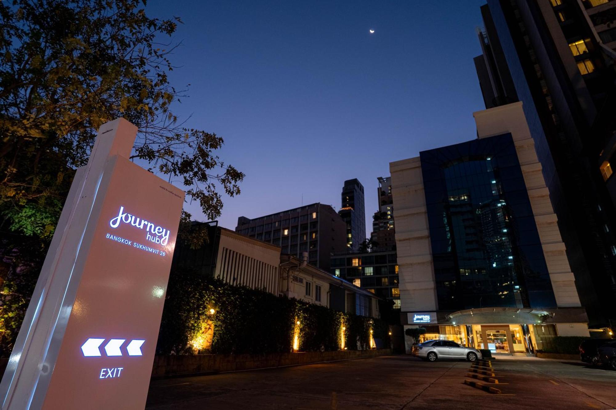 Journeyhub Sukhumvit 26, Bangkok - Formerly St James Hotel Екстер'єр фото