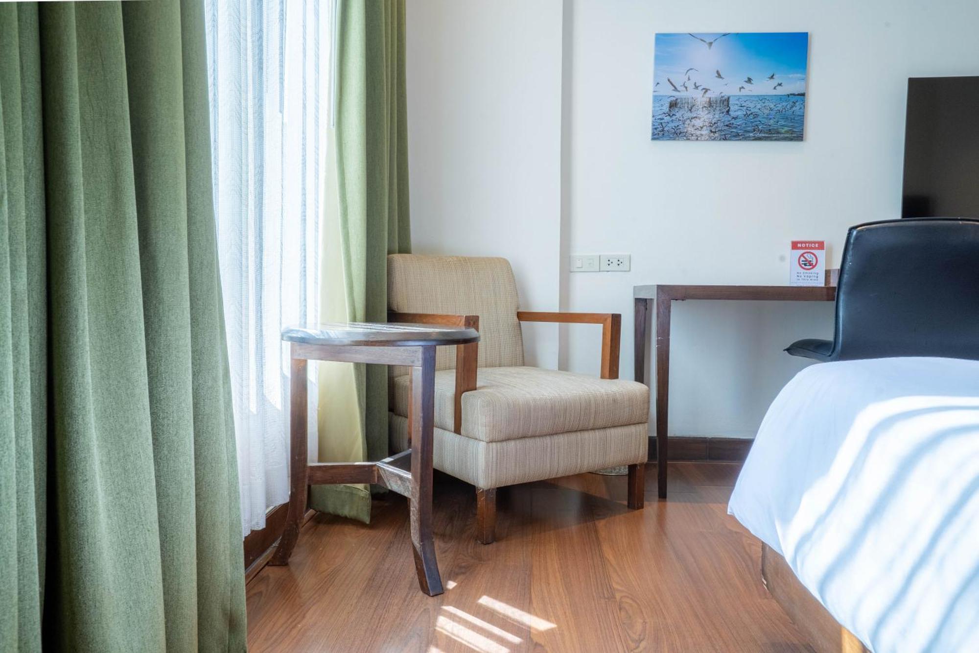 Journeyhub Sukhumvit 26, Bangkok - Formerly St James Hotel Екстер'єр фото