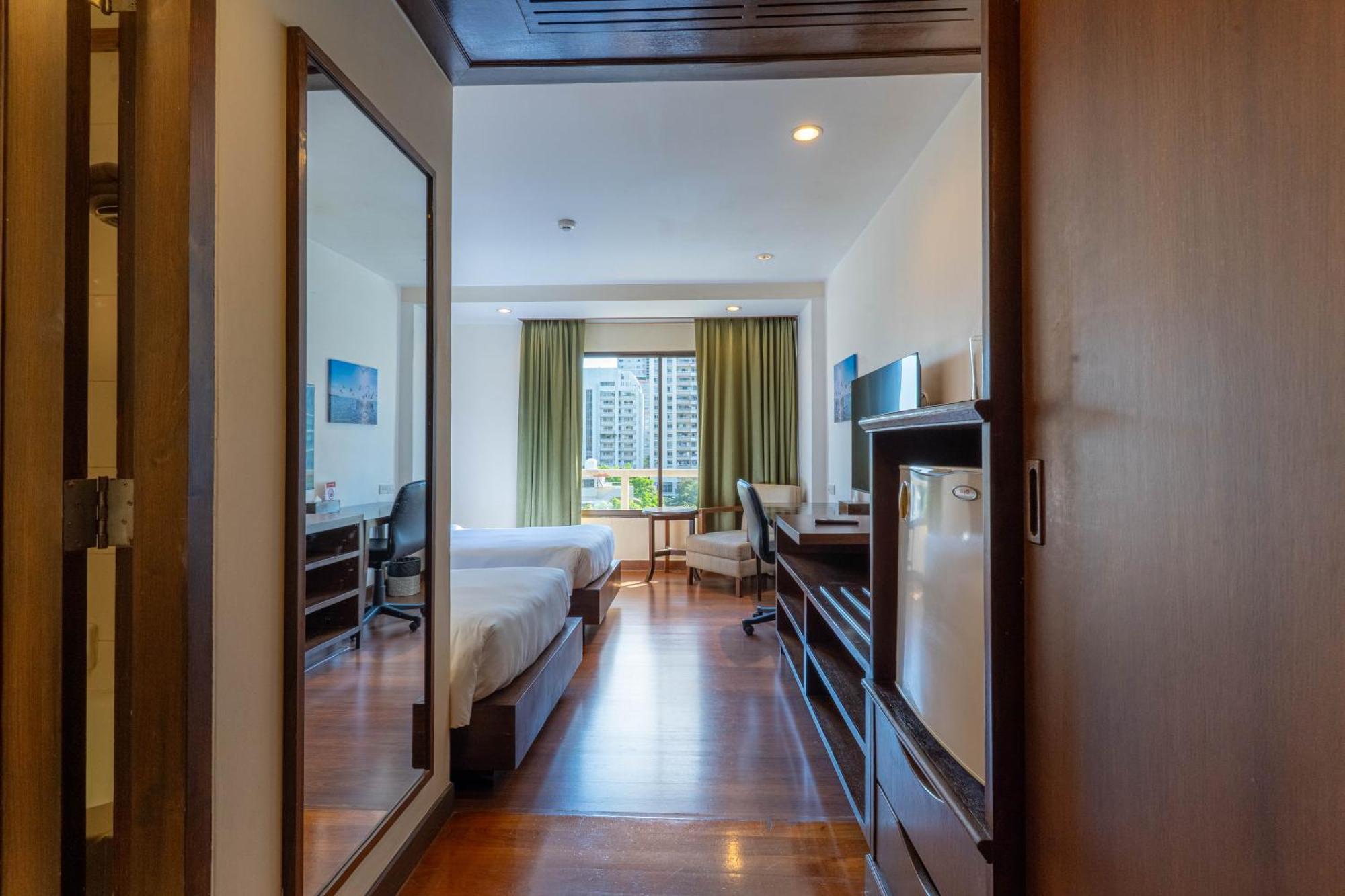 Journeyhub Sukhumvit 26, Bangkok - Formerly St James Hotel Екстер'єр фото